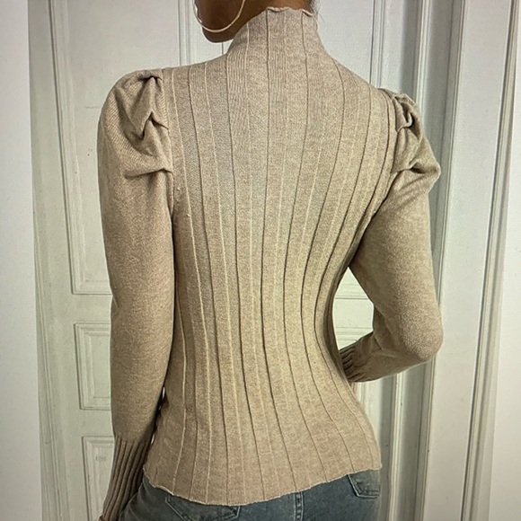 🔥👀Fitted Mock Neck Knit Pullover Sweater-Bell Sleeves- Specialty Hem- Size M/L - Picture 2 of 6